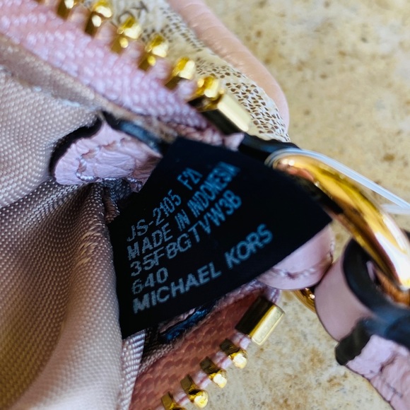 Michael kors signature wristlet wallet pink - Picture 9 of 9